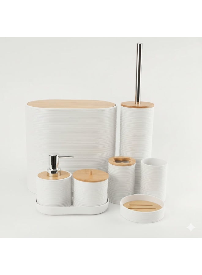 طقم مستلزمات حمام أبيض عصري 6 قطع بتفاصيل بامبو طبيعي يشمل مضخة صابون كروم، فرشاة أسنان، حاوية قمامة بغطاء فليب، كوب أسنان، صينية صابون، حاويات للمعجون والقطن – مثالي لتنظيم وديكور الحمام المودرن. - Image 1